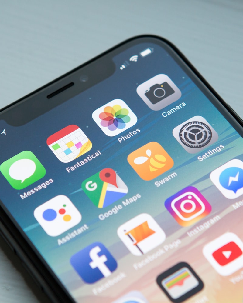 哈哈体育手机客户端在iPhone和Android手机上的展示效果图
